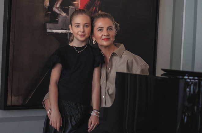 Debutanten Martina Domonkos med sin dotter. Foto: Alesia Klimenka