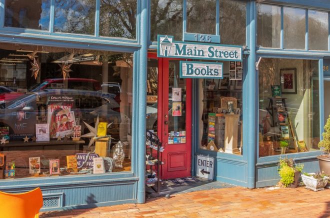 Den lokala bokhandeln Main Street Books i Davidson är en av 2630 medlemsbutiker i American Booksellers Association. Foto: J. Michael Jones, iStock.