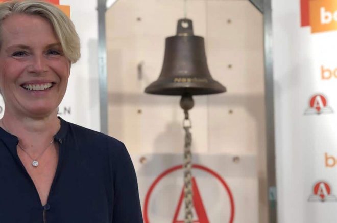 Maria Edsman framför börsklockan i samband med Boksgruppens börsnotering på Nasdaq First North. Foto: Bokusgruppen.