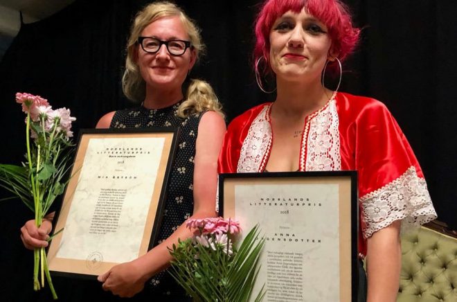Mia Öström (kategorin barn och ungdom) och Anna Jörgensdotter (kategorin vuxen) fick ta emot Norrlands litteraturpris 2018.