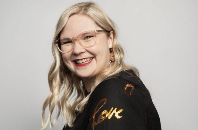 Författaren Michaela von Kügelgen är aktuell med första delen i feelgoodtrilogin om Halsterö, Sommar på Villa Hilda. Foto: Susanna Kekkonen/S&S