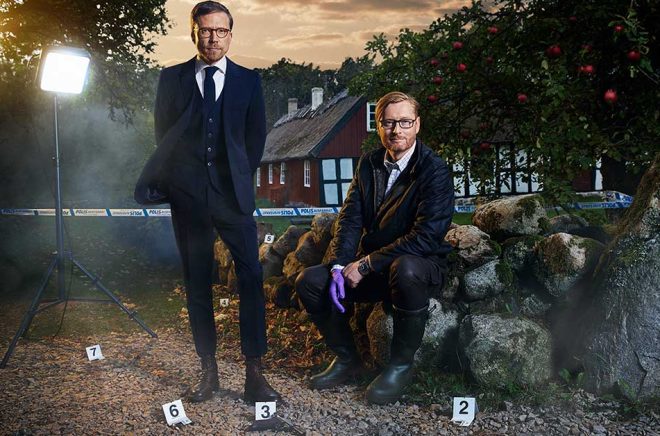 Ny och kanske oväntad författarduo: komikern och manusförfattaren Måns Nilsson, mest känd från humorduon Anders & Måns och den prisade deckarförfattaren Anders de la Motte. Foto: Pressbild.