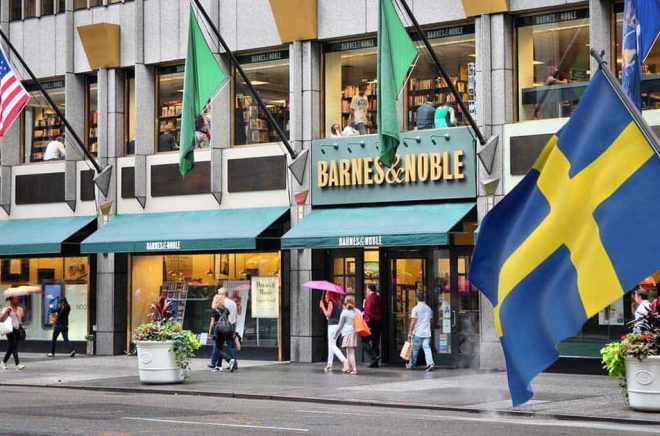 Drömmen för många svenska författare - att bli utgivna i USA och få se sin bok i alla Barnes & Nobles butiker? Foto: iStock. Montage (av svenska flaggan): Boktugg.