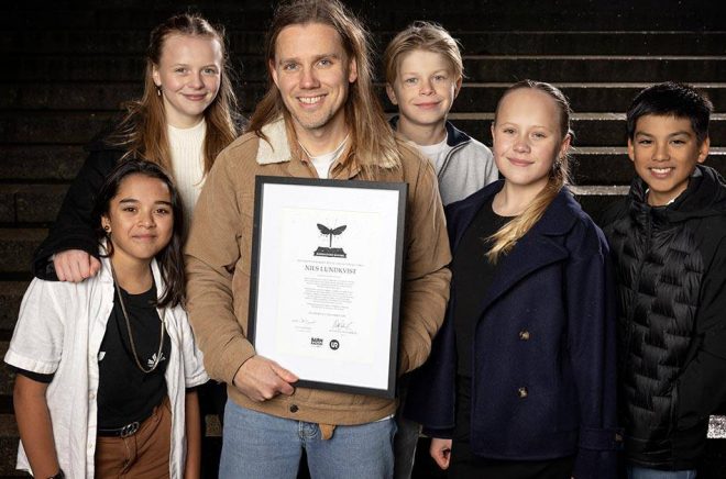 Författaren Nils Lundkvist vinner Barnradions bokpris 2023. Juryn från årskurs sex i Eklandaskolan i Mölndal bestod av Alina, Elias, Tove, Lovisa och Ville. Fotograf: Sofia Sabel