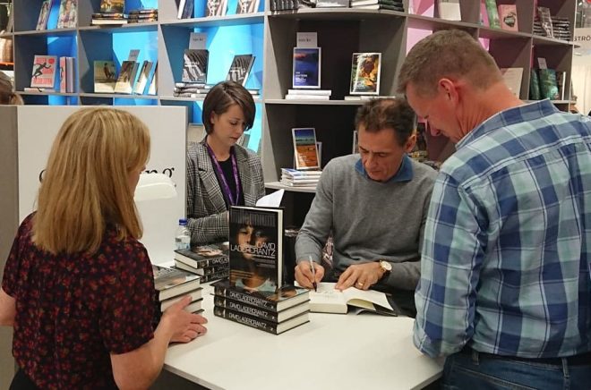 David Lagercrantz signerar sin nya bok på Bokmässan 2017. Foto: Boktugg.