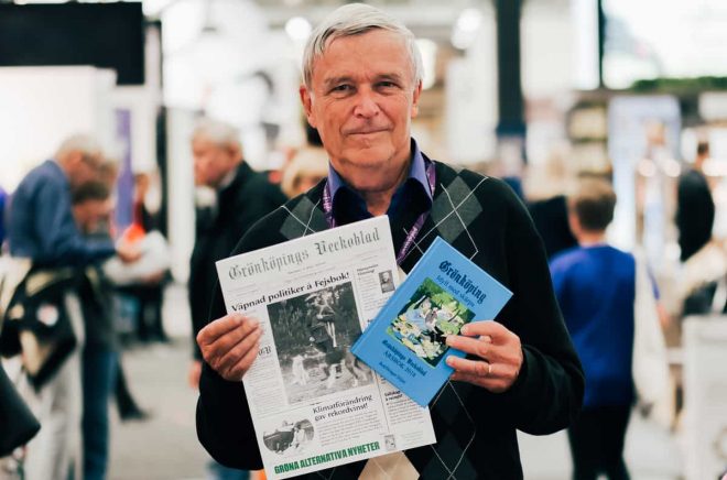 Rolf Christerson med både samlingsvolym och ett nummer av Grönköpings Dagblad.