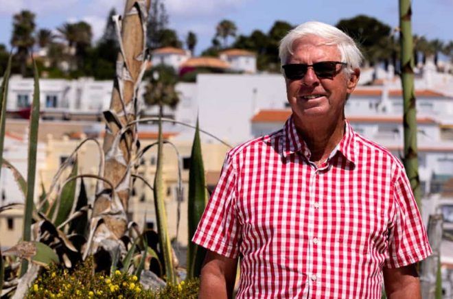 Peder Bergensten skriver med humor och satir om en osannolik pensionär i Algarve. Bild: Ralph Torgardh
