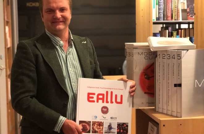 Pelle Agorelius i universitetsbiblioteket med en kokbok som ligger honom varmt om hjärtat.