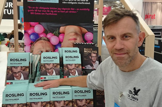 Richard Herold, förlagschef Natur & Kultur på Bokmässan 2018 har laddat upp med många exemplar av Roslings Factfulness.