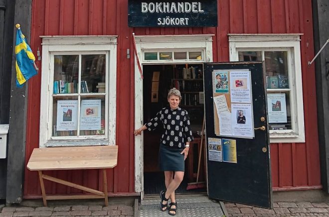 Anette Grinde har drivit bokhandeln i Norrtälje sedan 2017. Nu letar hon efter någon som vill ta över. Bild: Bokhandeln