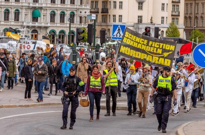 Alla som vill är välkomna att klä ut sig till sin favoritkaraktär och delta i Science Fiction bokhandelns nördparad. Foto: Kristina Svensson.