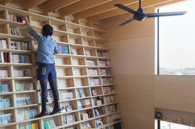 Den jordbävningssäkra lutande bokhyllan fungerar även som en stege. Foto: Shinsuke Fujii Architects