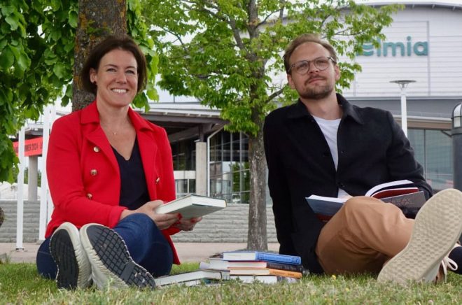 SmåLit flyttar in på Elmia 2025. Elmias affärsområdeschef för event, Anna-Karin Zinnerfors och Filip Zezovski Lind, chef för avdelningen kultur- och bibliotek i Jönköpings kommun. Foto Peter Feurst.