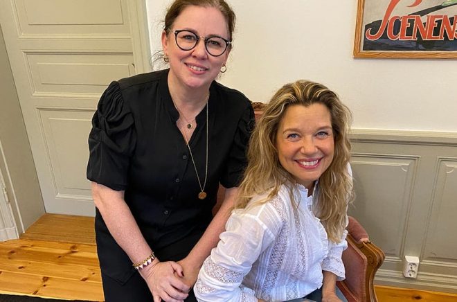 Förläggaren Sofia Brattselius Thunfors på Bokförlaget Polaris gläds åt att Emma Hamberg ger ut sin nästa bok på förlaget. Foto: Pressbild.