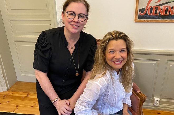 Förläggaren Sofia Brattselius Thunfors på Bokförlaget Polaris gläds åt att Emma Hamberg ger ut sin nästa bok på förlaget. Foto: Pressbild.