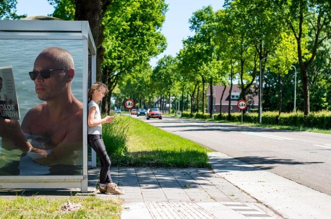 Anders Sjöqvist på Bazar förlag minns en annorlunda vår i bokbranschen där flera titlar flyttades till hösten, bland annat en ny av Olof Lundh. Foto: Privat. Bakgrundsfoto: iStock.