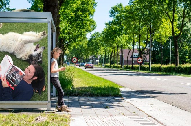 Anna Levahn, Sälj- och marknadsansvarig, har redan hittat semesterkänslan och en läskamrat. Foto: Privat. Bakgrundsfoto: iStock.