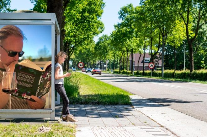 Claes Ericson, förlagschef Bookmark förlag. Foto: Privat. Bakgrundsfoto: iStock. Montage: Boktugg.