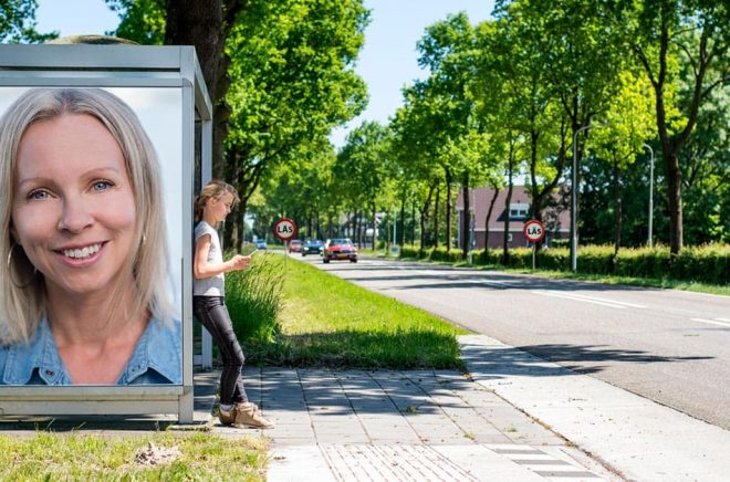 Emma Holmgren, förläggare och författare, Parus förlag. Foto: Nikola Stankovic. Bakgrundsfoto: iStock. Montage: Boktugg.