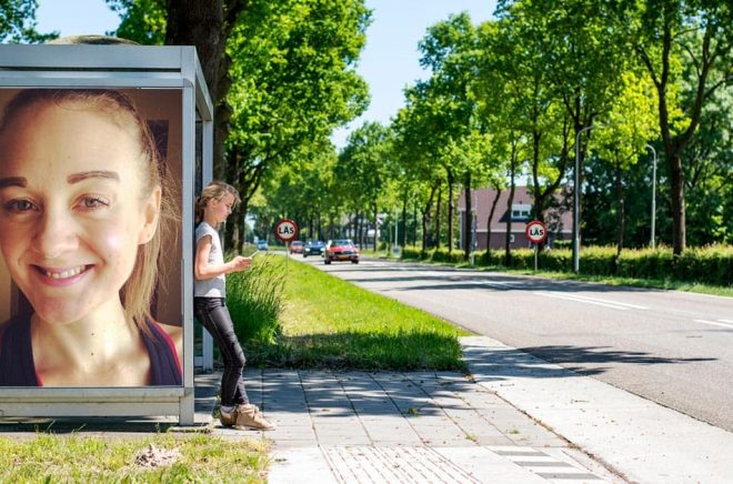 Jennifer Bark på Pug Förlag. Bakgrundsfoto: iStock.