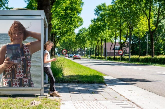 Lisa Rodebrand med boken En droppe i Rymden. Foto: Ingegerd Rodebrand. Bakgrundsfoto: iStock. Montage: Boktugg.