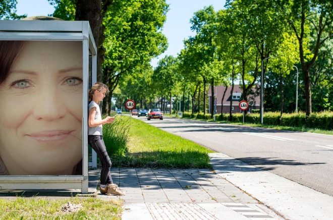 Nina Eklund Tegar på Tegar Förlag. Foto: Peter Sjöquist. Bakgrundsfoto: iStock. Montage: Boktugg.