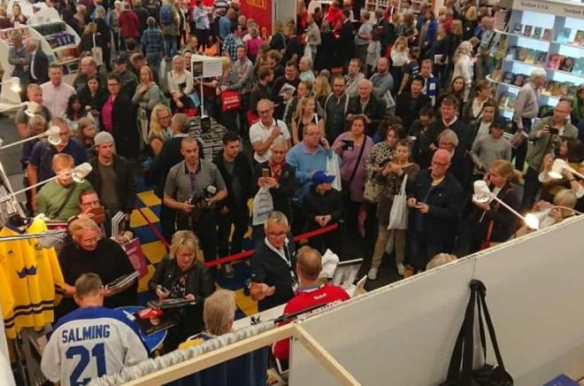 Börje Salming och Nicklas Lidström signerar i Sportförlagets monter på Bokmässan 2017.