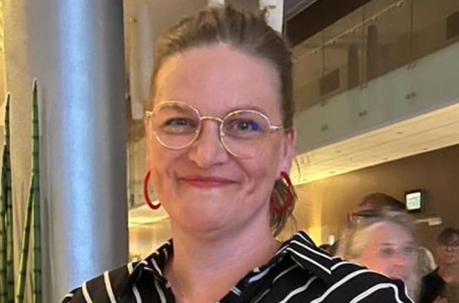 Tora Lindberg som driver Kiruna bokhandel får Reinhold Hedenblads stipendium för 2023. Bild: Anders Källgren