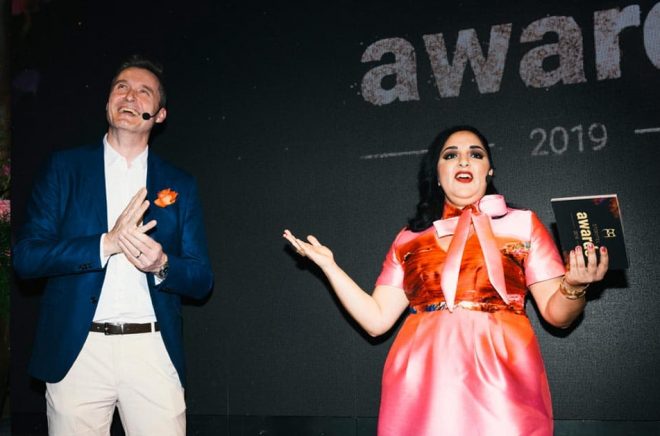 Storytels vd och grundare Jonas Tellander och värden Tara Moshizi på galan i april 2019. Foto Cecilia Magnusson.