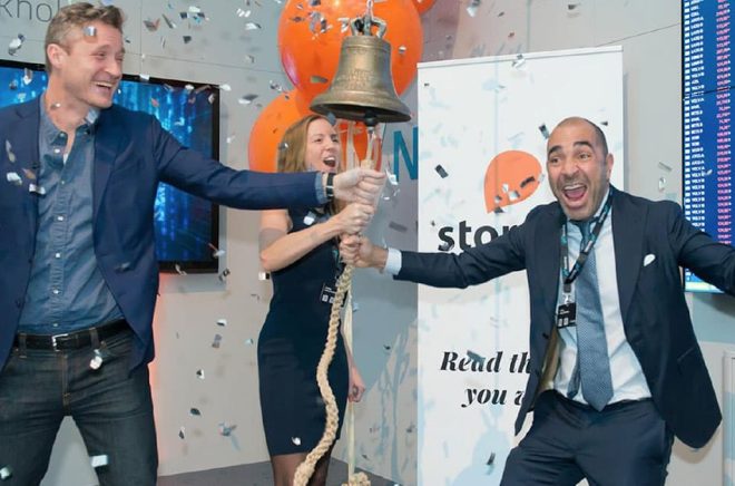 Så här glada var Storytelfolket när bolaget flyttade in på Nasdaq i Stockholm. Kanske var det inte riktigt samma feststämning på onsdagskvällen när värderingen på hela Storytel passerade 10 miljarder kronor, även om många måste vara nöjda med ytterligare en milstolpe på tillväxtresan. Foto: Bilden tagen ur Storytels presentation på Kapitalmarknadsdagen 14 jan 2020.