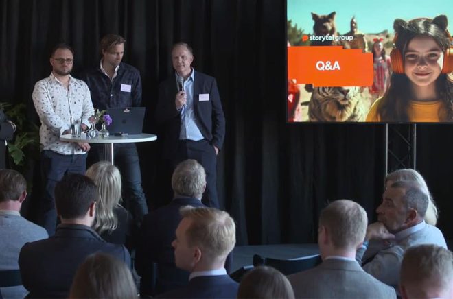 Längst till vänster Storytels VD Bodil Ericsson Torp. Under frågestunden fick hon tillfälle att kalla upp flera andra ur sitt team.