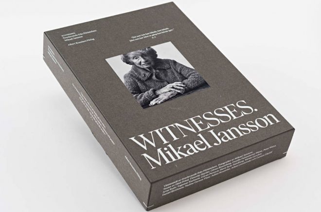 Juryns favorit i Svensk Bokkonst 2018: Witnesses (Albert Bonniers förlag) av fotografen Mikael Jansson. Formgivare: Greger Ulf Nilson. Repro: Noah Beyene, Johan Carlson. Tryckeri: Bold. Bokbinderi: Göteborgstryckeriet.