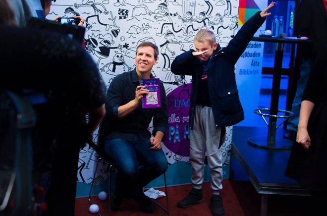 Jeff Kinney mötte svenska fans på Dieselverkstadens bibliotek utanför Stockholm. Foto: Hanna Franzén/TT