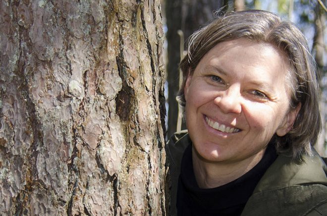 Finlandssvenska poeten Eva-Stina Byggmästar flyttar vid årsskiftet in på Svenska litteratursällskapet i Finlands författargård Abrams. Pressbild: Anne Haeggblom.