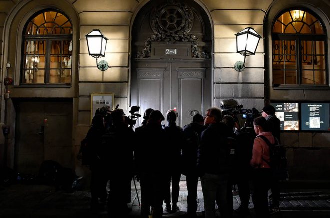 Utanför Börshuset efter Svenska Akademiens ordinarie torsdagsmöte i oktober 2018. Foto: Henrik Montgomery/TT.