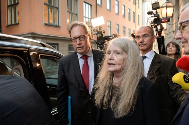 Akademiledamöterna Horace Engdahl, Kristina Lugn och Tomas Riad efter ett sammanträde i Börshuset under pågående Akademikris. Arkivbild: Janerik Henriksson/TT.