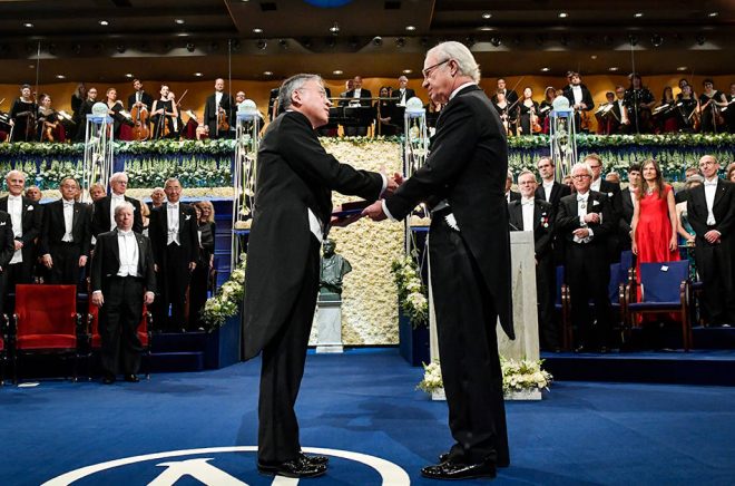 Kazuo Ishiguro är den senaste författaren som har fått ta emot priset ur kung Carl XVI Gustafs hand. I år ska både förra årets och årets pris delas ut. Arkivbild: Jonas Ekströmer/TT.