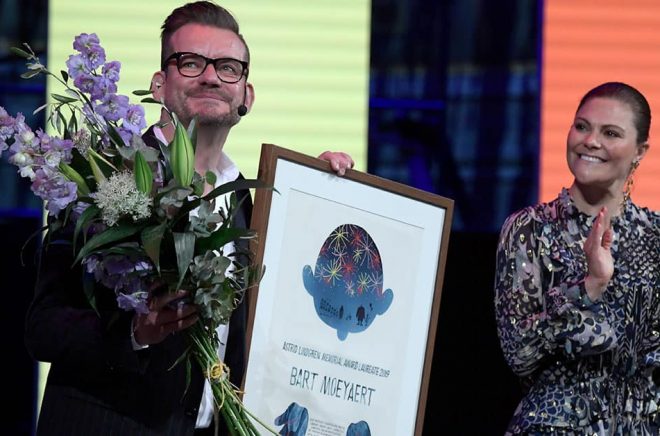 Den belgiske författaren och pristagaren Bart Moeyaert tog emot Almapriset av kronprinsessan Victoria under måndagskvällens prisutdelning i Konserthuset i Stockholm. Foto: Janerik Henriksson/TT.