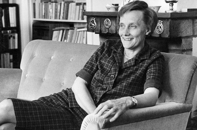 Barnboksförfattaren Astrid Lindgren skulle i år ha fyllt 112 år. Astrid Lindgren-konferensen, som har temat mod, makt och medkänsla, arrangeras på författarens födelsedag den 14 november. Bild från sommaren 1962. Foto: John Kjellström/SvD/TT.