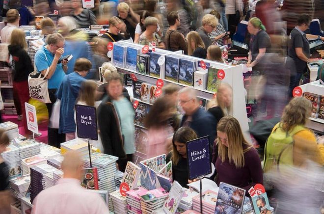 I väskkontroller på Bokmässan i Göteborg har 17 knivar beslagtagits bara under fredagen. Foto: Fredrik Sandberg/TT.