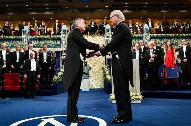 Kazuo Ishiguro är den senaste författaren som har fått ta emot Nobelpriset i litteratur ur kung Carl XVI Gustafs hand. Arkivbild: Jonas Ekströmer/TT.