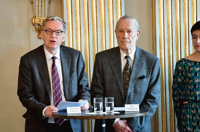 Anders Olsson, Pär Westberg och Rebecka Kärde presenterar 2018 och 2019 års pristagare av Nobelpriset i litteratur. Foto: Anders Wiklund/TT.