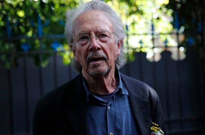 Peter Handke utanför sitt hus i Frankrike. Arkivbild: Francois Mori/AP/TT.