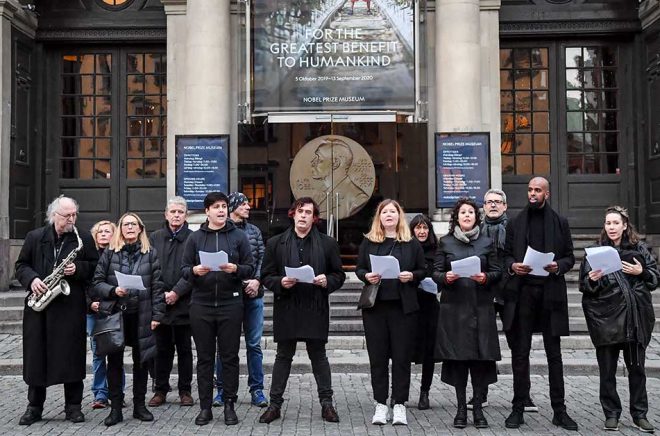 Initiativtagarna till torsdagens manifestation högläste en bearbetad version av Johannes Anyurus text om valet att tilldela Nobelpriset till Peter Handke. Foto: Jonas Ekströmer/TT.