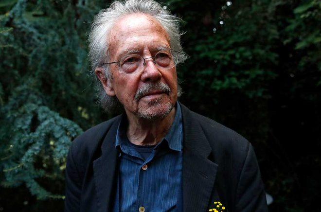 Valet av den österrikiske författaren Peter Handke som 2019 års Nobelpristagare i litteratur har utlöst en hätsk debatt. Arkivbild: Francois Mori/AP/TT.