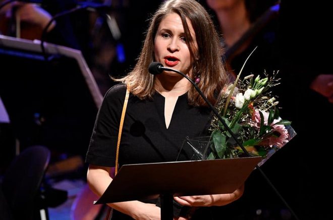 Kristin Roskifte tar emot barn- och ungdomslitteraturpriset under Nordiska Rådets prisutdelning i Stockholms konserthus. Foto: Henrik Montgomery/TT.