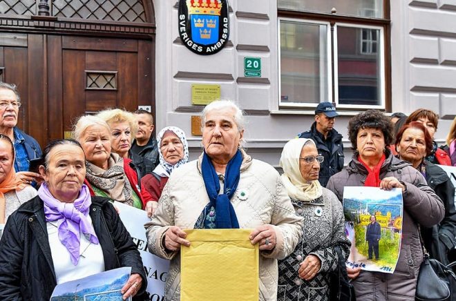 Föreningen för folkmordets offer och vittnen höll i demonstrationen och talespersonen Munira Subaic överlämnade ett öppet brev till den svenska ambassaden i Sarajevo. Foto: Jonas Ekströmer/TT.