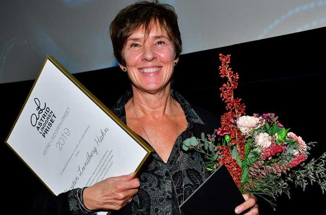 Författaren Kerstin Lundberg Hahn tar emot årets Astrid Lindgren-pris under Astrid Lindgren-konferensen i Filmhuset på torsdagen. Foto: Jonas Ekströmer/TT.