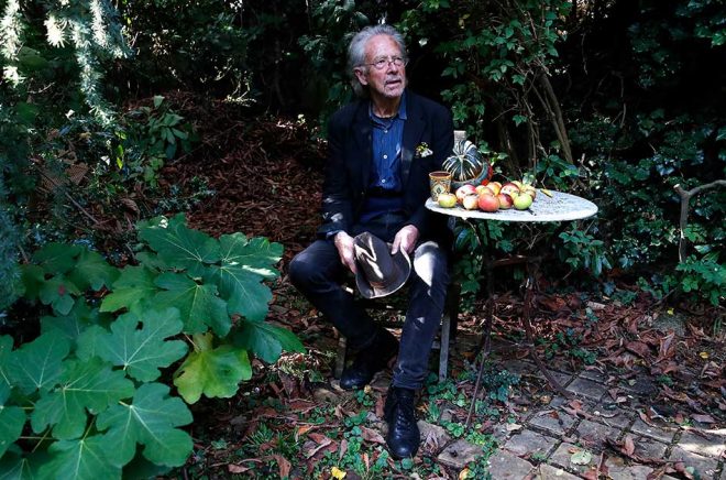 Debatten har gått het kring Nobelpristagaren Peter Handke för hans ståndpunkter i samband med Jugoslavien-krigen. Foto: Francois Mori/TT.