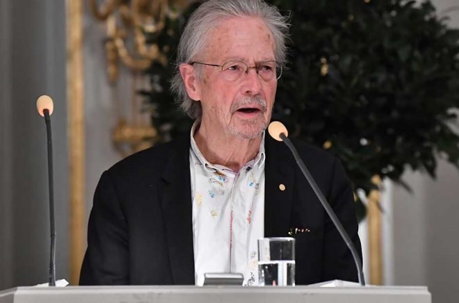 Peter Handke vid en Nobelföreläsning på Börshuset i Stockholm. Arkivbild: Jonas Ekströmer/TT.